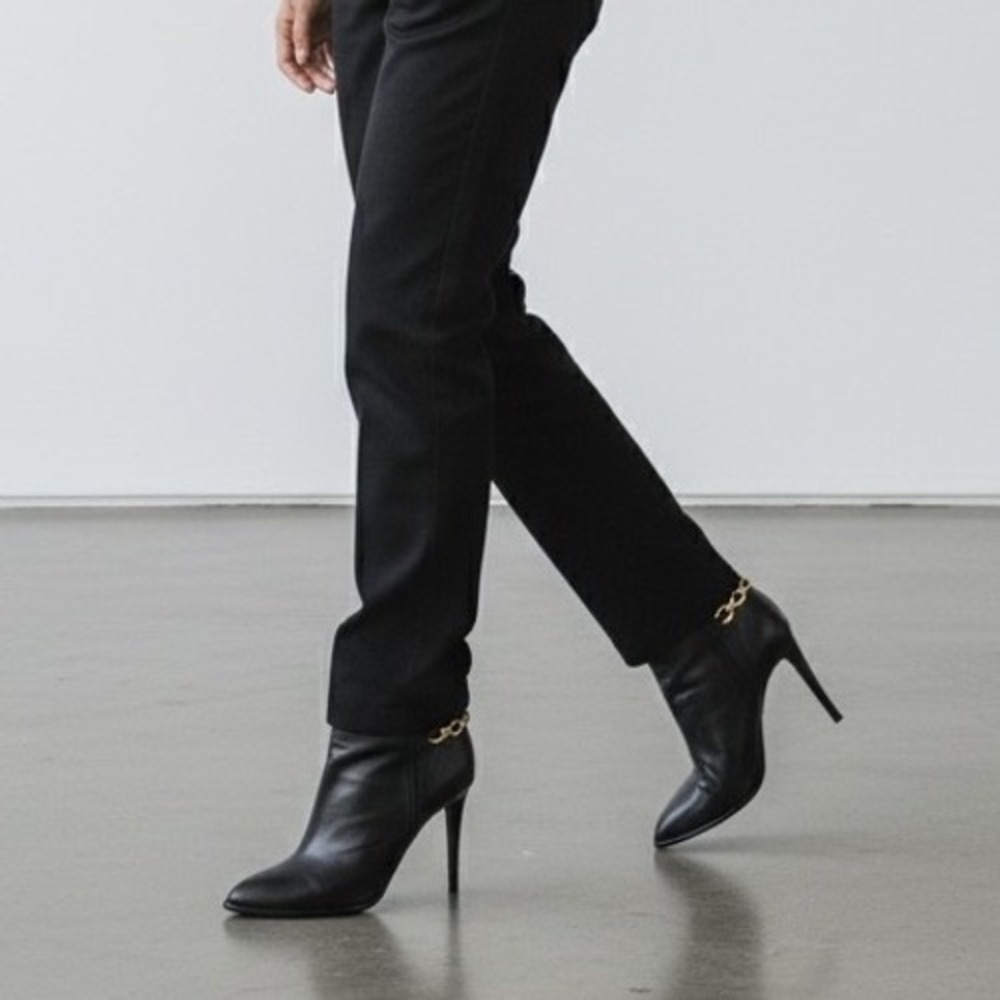 Diane Von Furstenberg Beckett Chain Bootie, Leather, Made‎ in Italy size 7.5